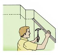 Utilisez un niveau pour appliquer l'angle de mur à une hauteur correcte autour de la salle.
