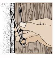 Utilisez une boussole crayon pour tracer les coins irréguliers sur des panneaux. Couper avec une scie à chantourner pour un ajustement d'angle parfait.