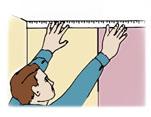 Dans les coins, mesurer le haut et le bas. Couper la bande 1/2 pouce plus large que la plus grande de ces largeurs.