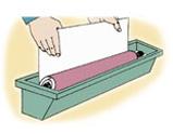 Placez un morceau de tuyau ou tige de cheville au milieu du rouleau pour aider à exécuter le papier pré-collé à travers l'eau.